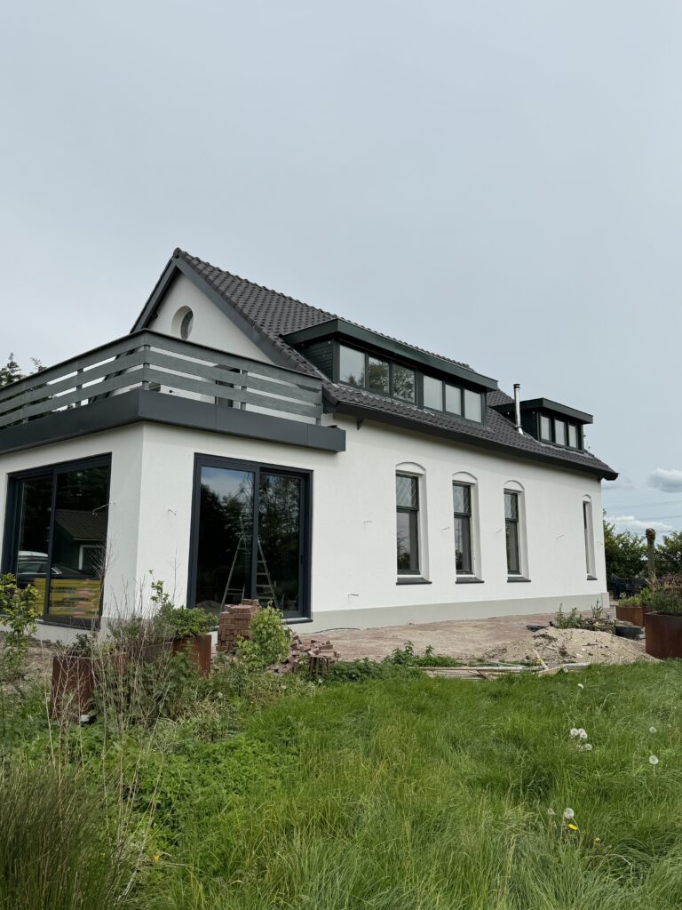 Buitengevelisolatie en stucwerk in Bleiswijk Strak afgewerkte witte buitengevel na isolatie in Bleiswijk