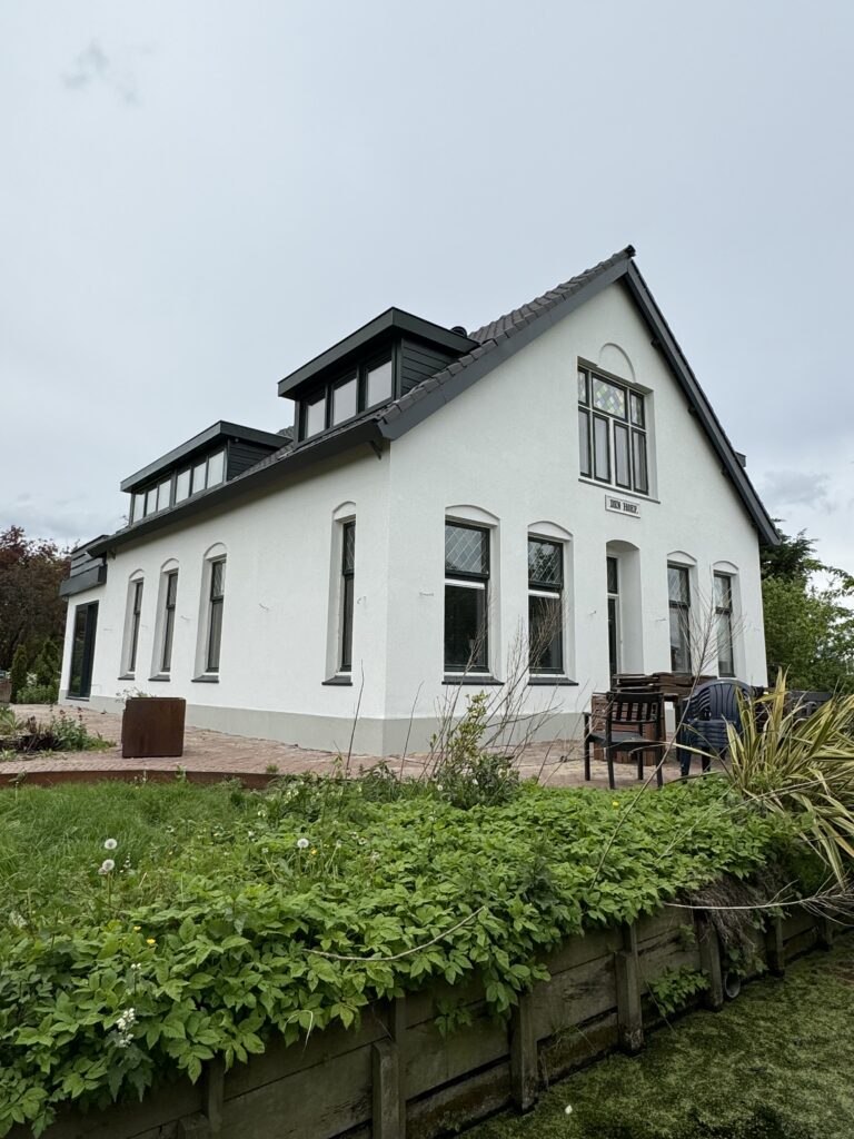 Buitengevelisolatie en stucwerk in Bleiswijk Witte stucafwerking aan de geïsoleerde zijgevel in Bleiswijk