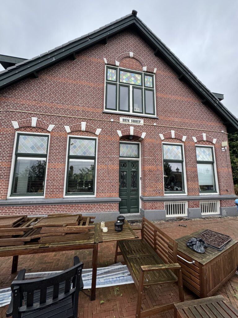 Buitengevelisolatie en stucwerk in Bleiswijk Tweede bakstenen gevel vóór de isolatiewerkzaamheden in Bleiswijk
