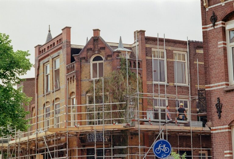 Gevelrenovatie met steiger als illustratie bij buitenstucwerk in het najaar