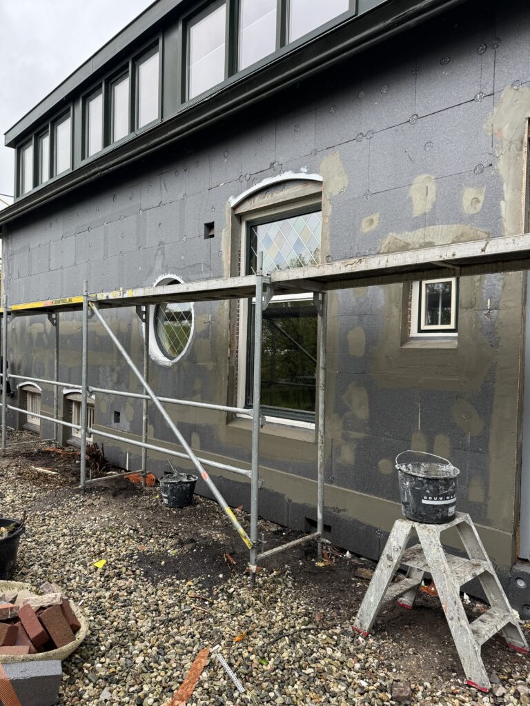 Buitengevelisolatie en stucwerk in Bleiswijk Isolatieplaten aangebracht op de buitengevel van een woning in Bleiswijk
