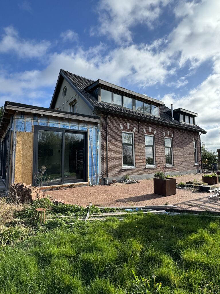 Buitengevelisolatie en stucwerk in Bleiswijk Bakstenen woninggevel vóór buitengevelisolatie in Bleiswijk