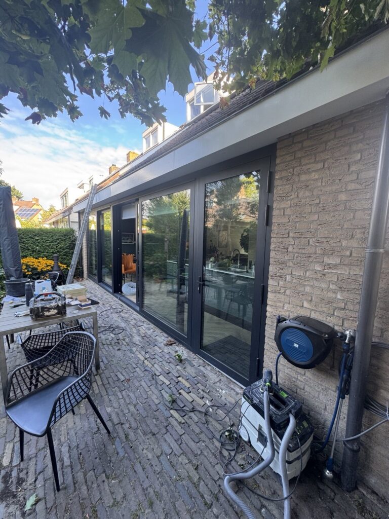 Boeidelen langs de uitbouw in Waddinxveen na het schilderwerk