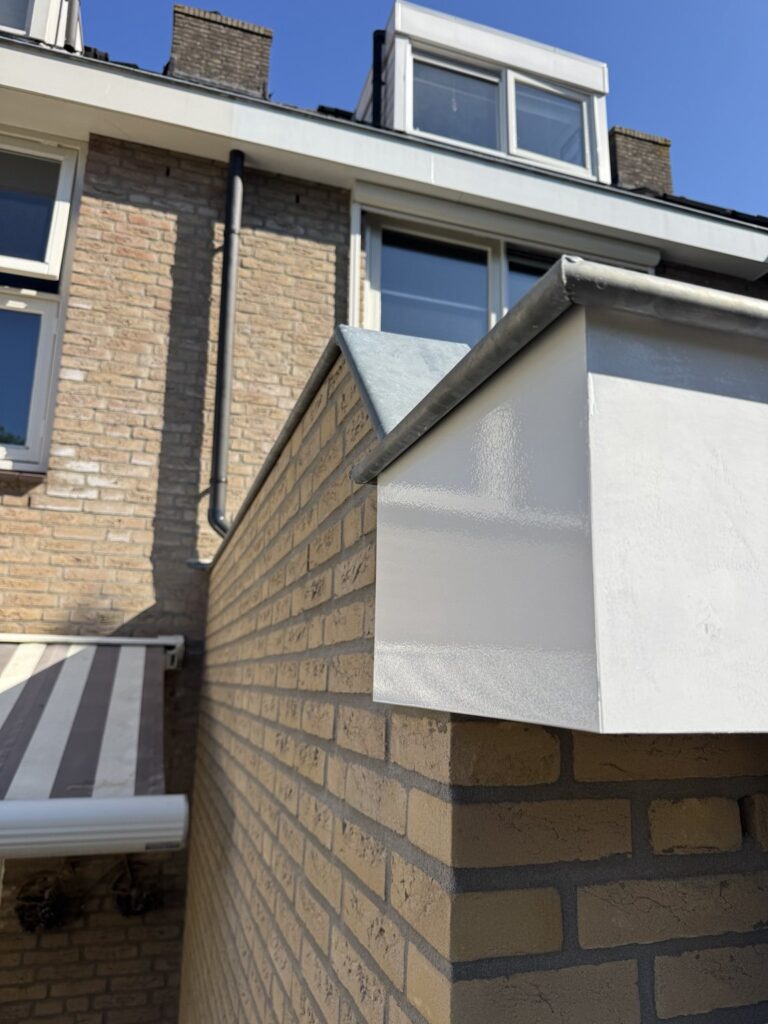 Geschilderd uiteinde van een wit boeideel bij de uitbouw in Waddinxveen