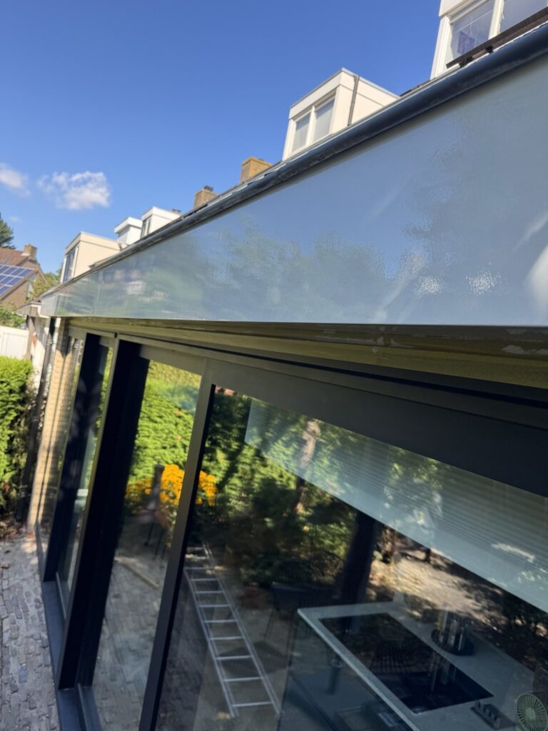 Detail van de hoogglans geschilderde boeidelen van de uitbouw