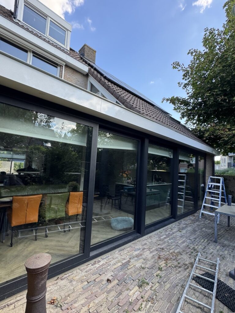 Boeidelen van de uitbouw in Waddinxveen vóór het schilderwerk